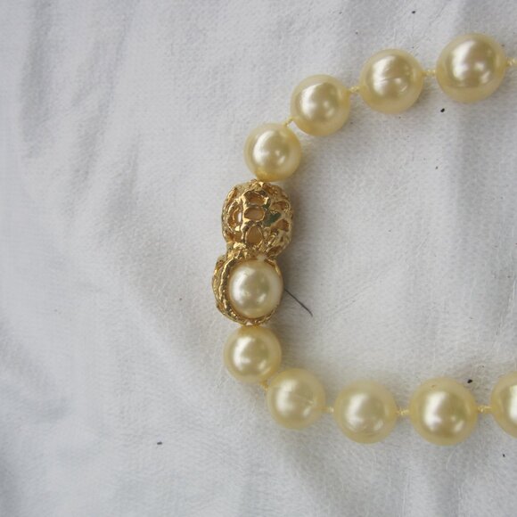 UNIQUE VTG FAUX PEARL CHOKER, CREME COLORED W/GOLD TONE DECORATIVE CLOSURES - Picture 3 of 5